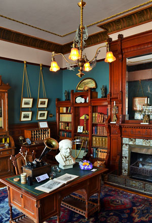 Hearthstone Historic House Museum library